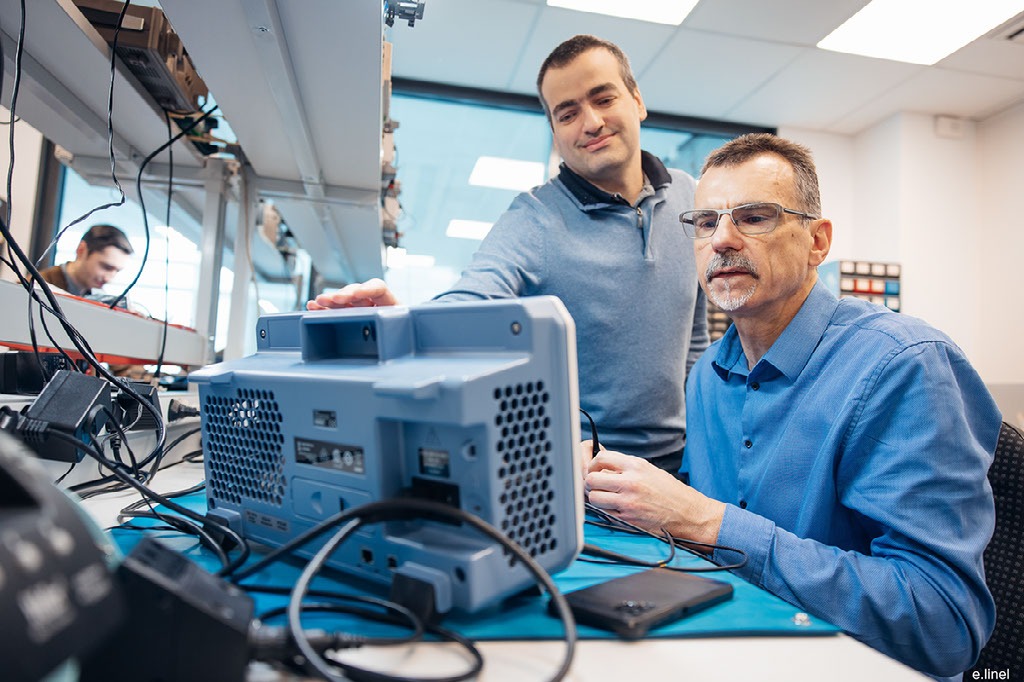 Viveris Belgium research team working on technical equipment